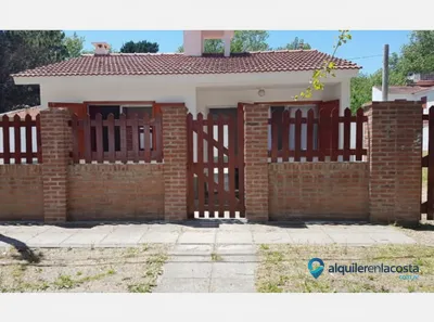 Chalet con pileta y parrilla a 6 cuadras del mar en Lucila del Mar