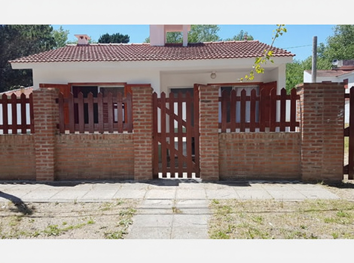 Chalet con pileta y parrilla a 6 cuadras del mar en Lucila del Mar