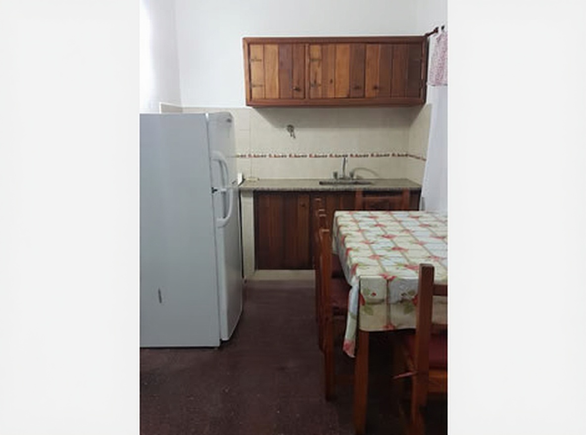 Chalet con pileta y parrilla a 6 cuadras del mar en Lucila del Mar miniatura 3