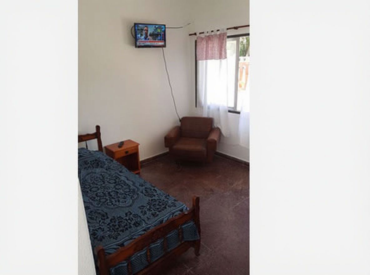 Chalet con pileta y parrilla a 6 cuadras del mar en Lucila del Mar miniatura 7