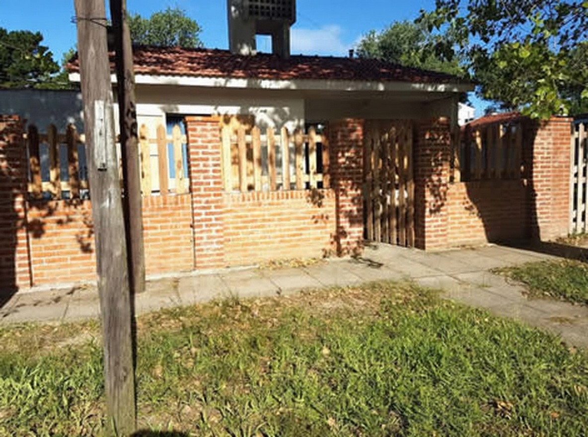 Chalet con pileta y parrilla a 6 cuadras del mar en Lucila del Mar miniatura 8