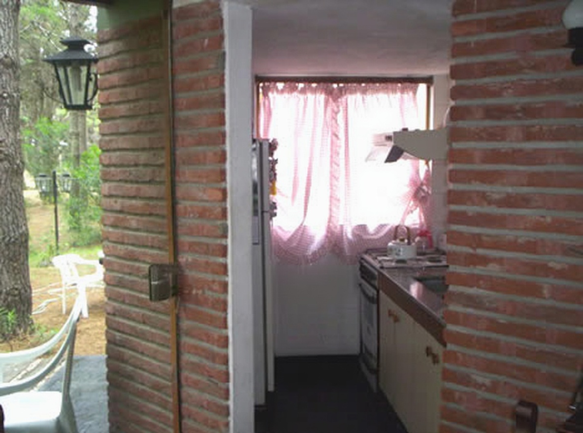 Chalet con parque y parrilla a 300 metros del mar en Costa del Este miniatura 2