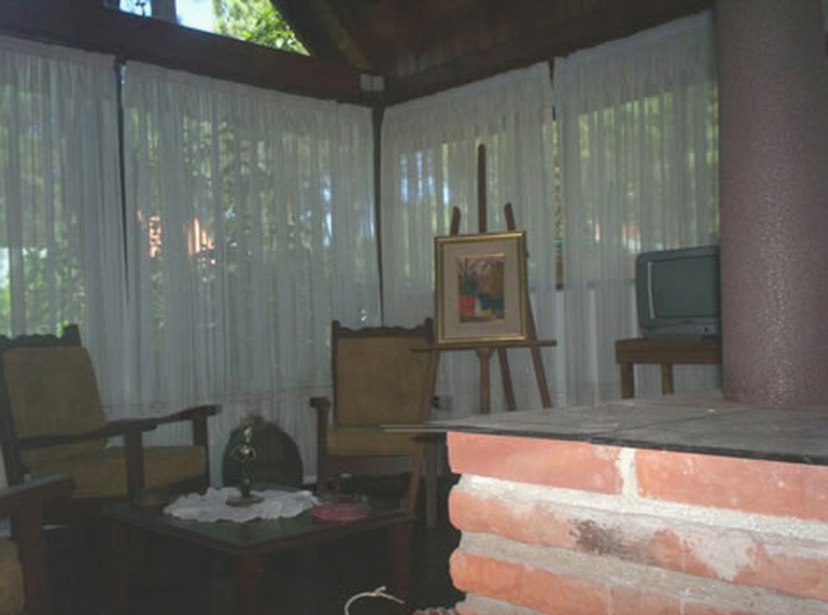 Chalet con parque y parrilla a 300 metros del mar en Costa del Este miniatura 3