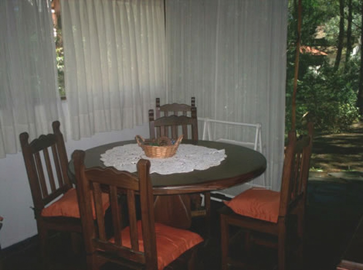 Chalet con parque y parrilla a 300 metros del mar en Costa del Este miniatura 5