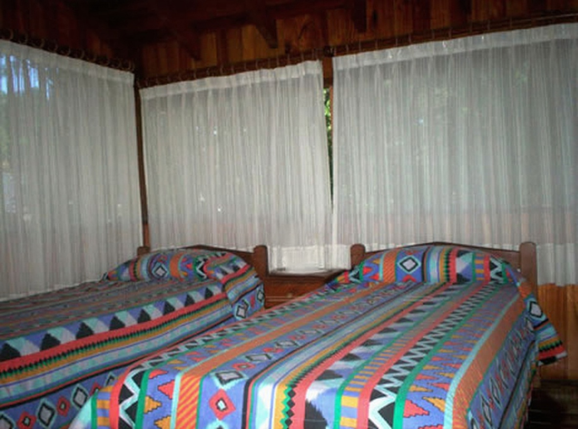 Chalet con parque y parrilla a 300 metros del mar en Costa del Este miniatura 8