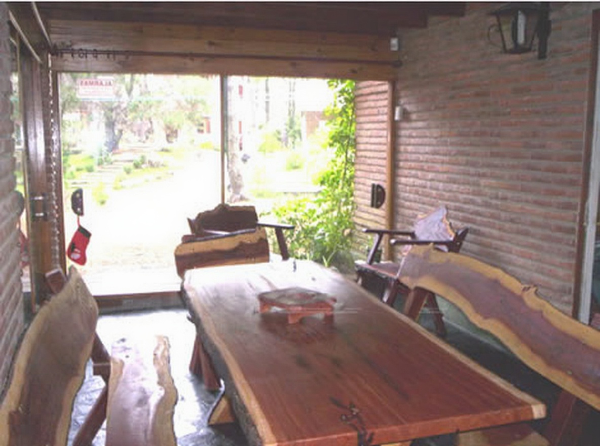 Chalet con parque y parrilla a 300 metros del mar en Costa del Este miniatura 9