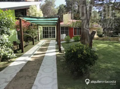Chalet con WiFi a 300 metros del mar en Costa del Este foto 2