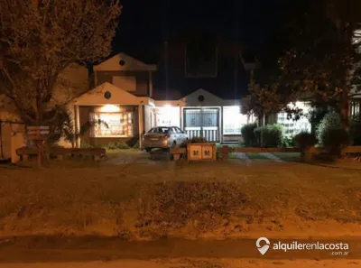 Chalet con parque y parrilla a 400 metros del mar en Lucila del Mar