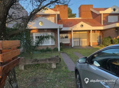 Chalet con parque y parrilla a 400 metros del mar en Lucila del Mar foto 2