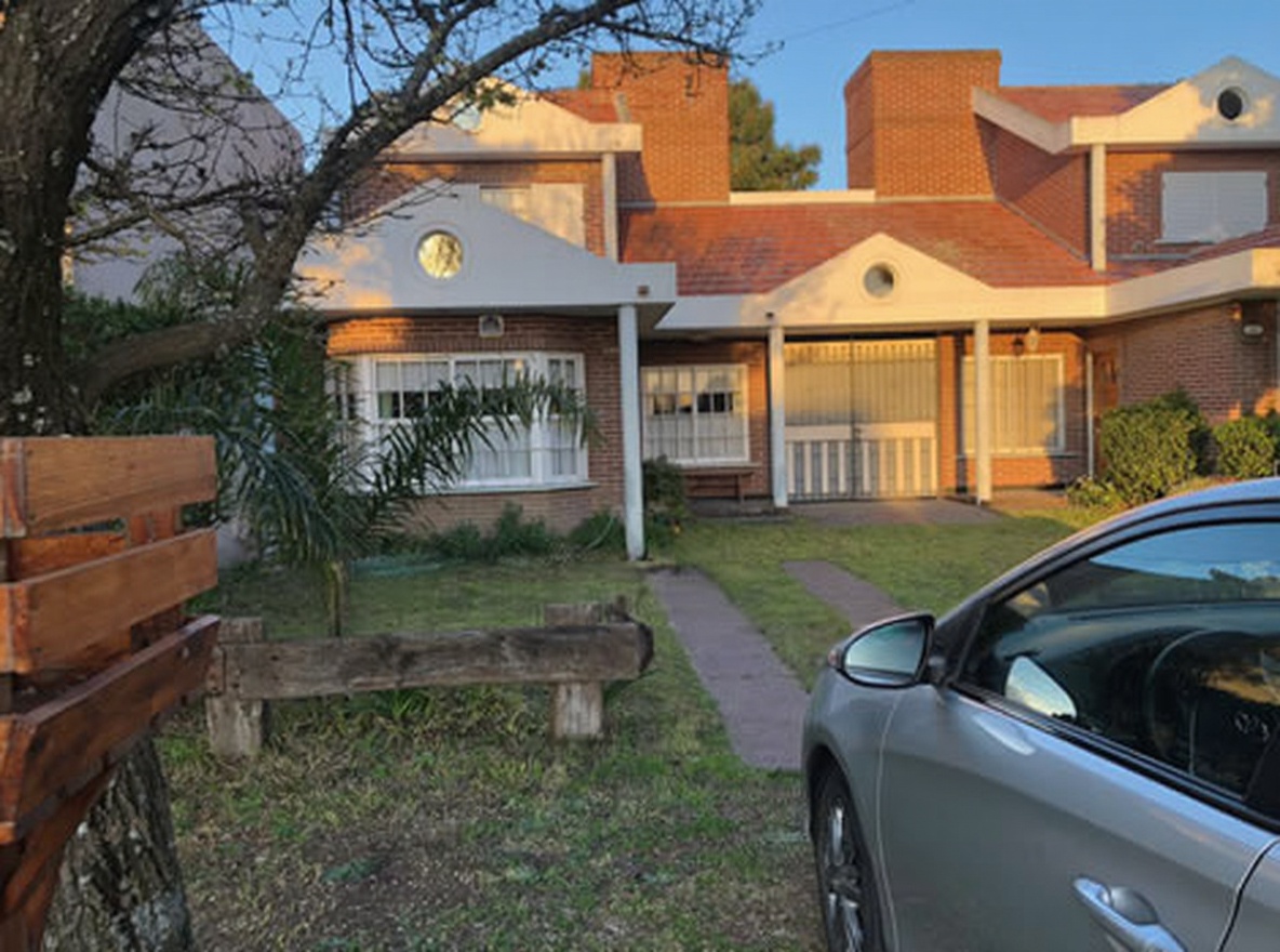 Chalet con parque y parrilla a 400 metros del mar en Lucila del Mar miniatura 2