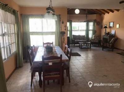 Chalet con parque y parrilla a 400 metros del mar en Lucila del Mar foto 3