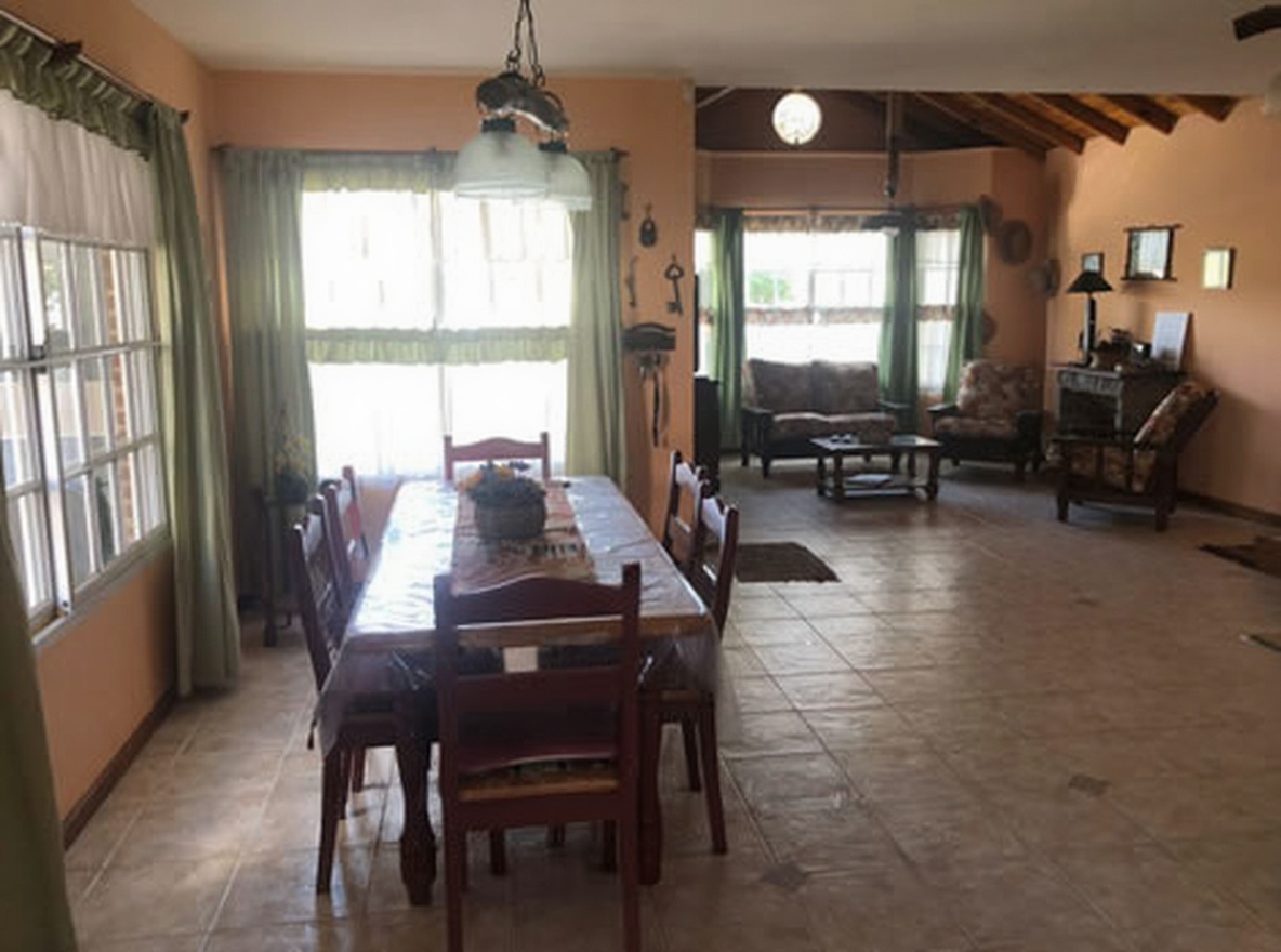 Chalet con parque y parrilla a 400 metros del mar en Lucila del Mar miniatura 3