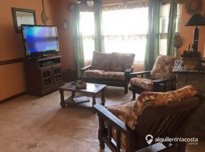 Chalet con parque y parrilla a 400 metros del mar en Lucila del Mar foto 4