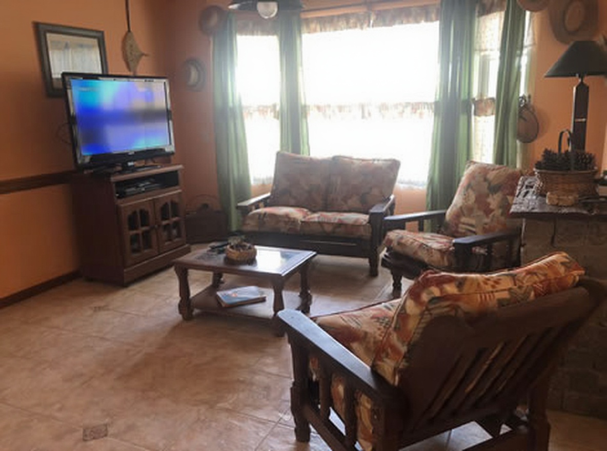 Chalet con parque y parrilla a 400 metros del mar en Lucila del Mar miniatura 4