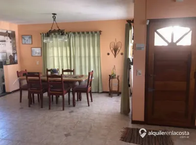 Chalet con parque y parrilla a 400 metros del mar en Lucila del Mar foto 5