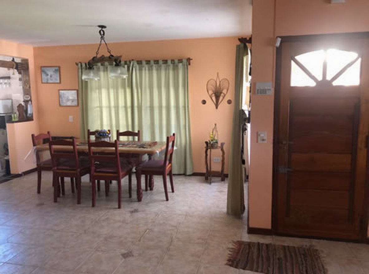 Chalet con parque y parrilla a 400 metros del mar en Lucila del Mar miniatura 5