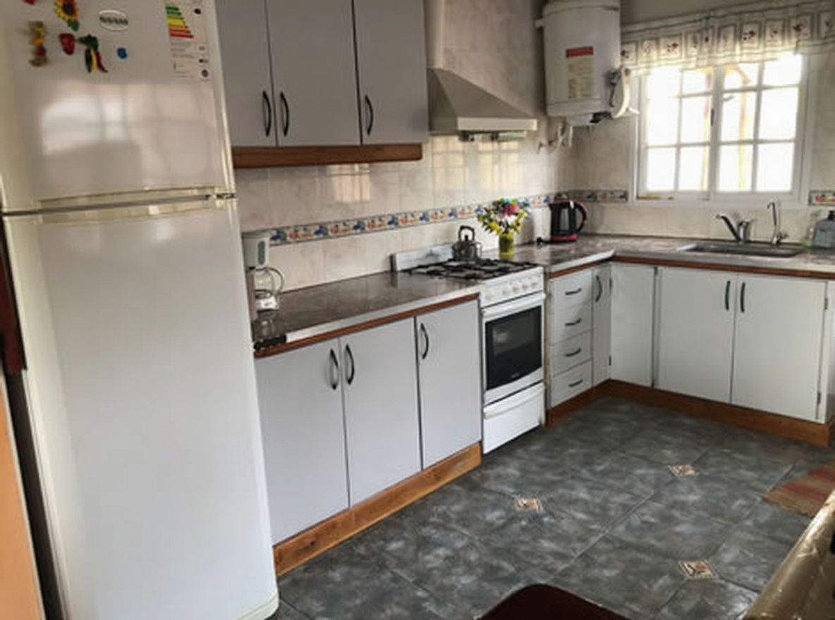 Chalet con parque y parrilla a 400 metros del mar en Lucila del Mar miniatura 6