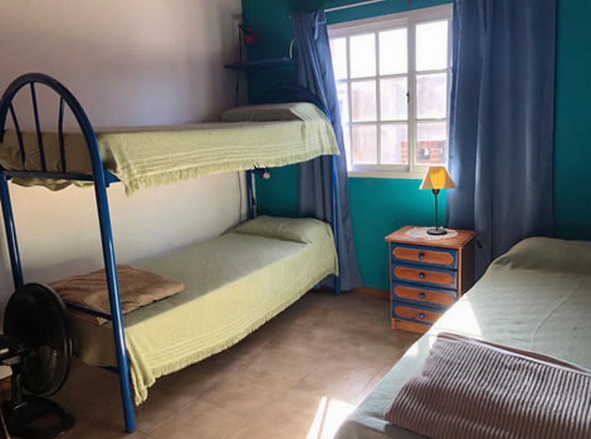 Chalet con parque y parrilla a 400 metros del mar en Lucila del Mar miniatura 10