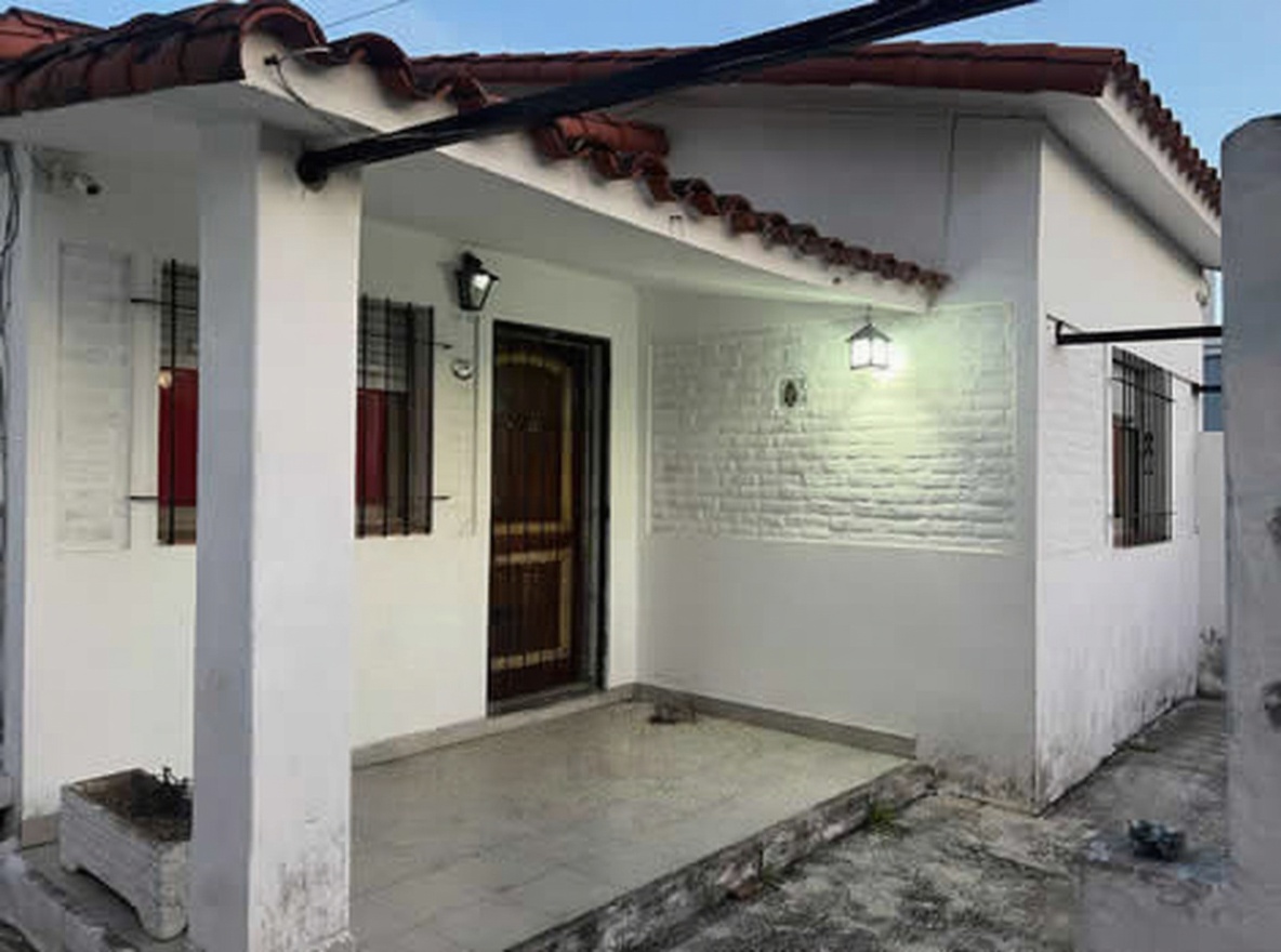 Chalet con parque y parrilla a 350 metros del mar en Santa Teresita miniatura 2