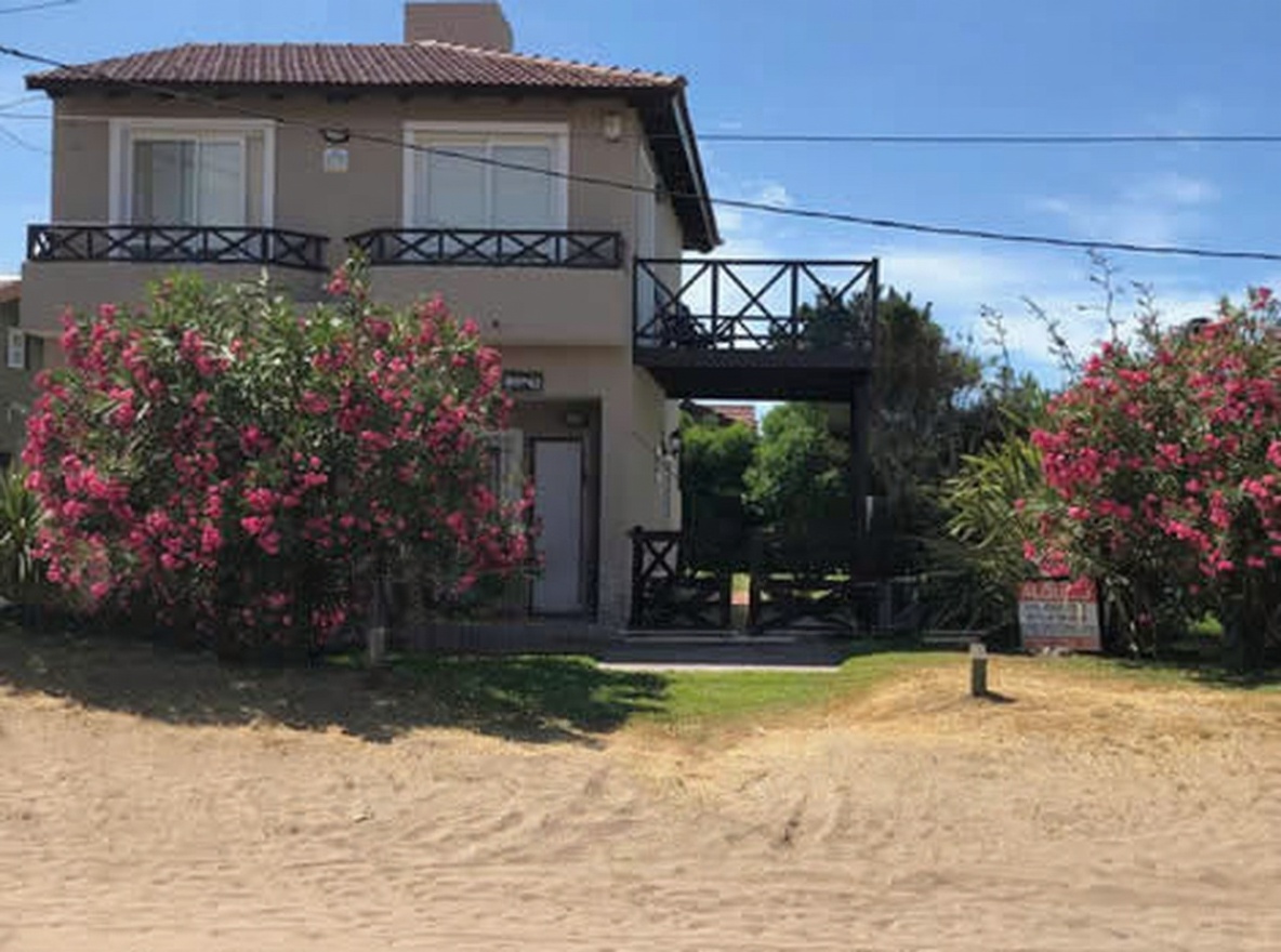 Dúplex con parque y parrilla frente al mar en Mar del Tuyú