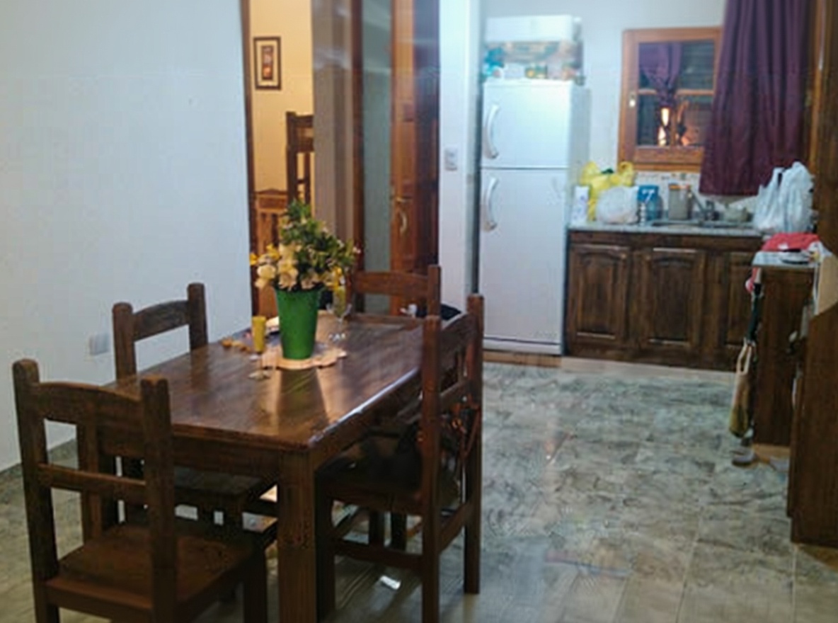 Chalet con cochera y parrilla en Costa del Este miniatura 2