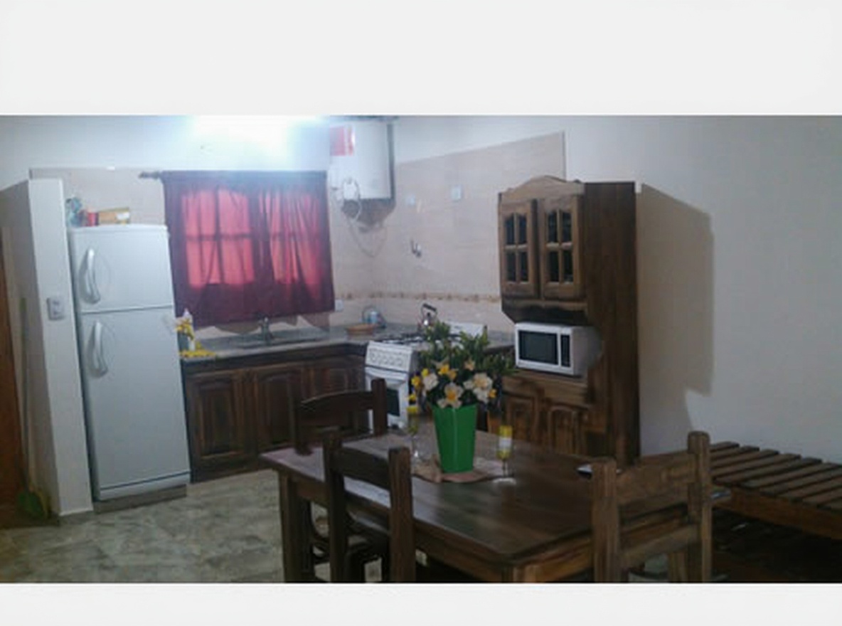 Chalet con cochera y parrilla en Costa del Este miniatura 3