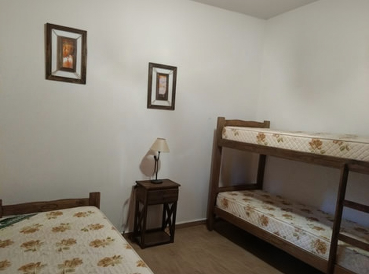 Chalet con cochera y parrilla en Costa del Este miniatura 6