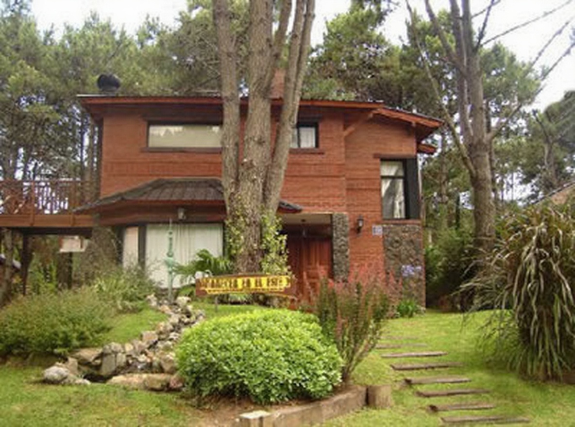 Chalet con pileta y parque a 300 metros del mar en Costa del Este