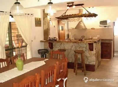 Chalet con pileta y parque a 300 metros del mar en Costa del Este foto 2