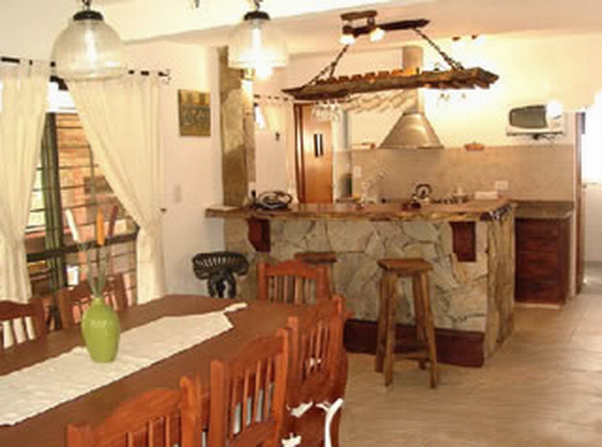 Chalet con pileta y parque a 300 metros del mar en Costa del Este miniatura 2