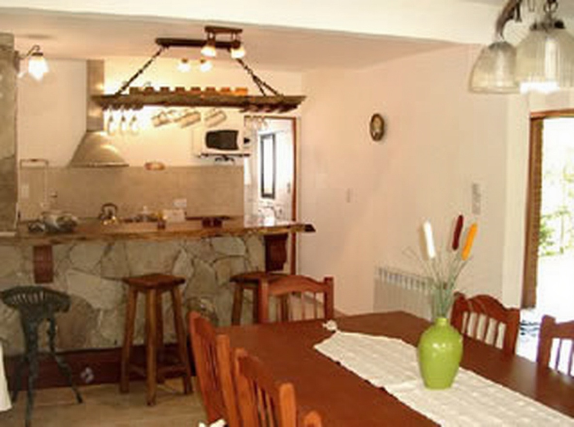 Chalet con pileta y parque a 300 metros del mar en Costa del Este miniatura 3