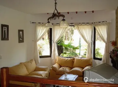 Chalet con pileta y parque a 300 metros del mar en Costa del Este foto 4