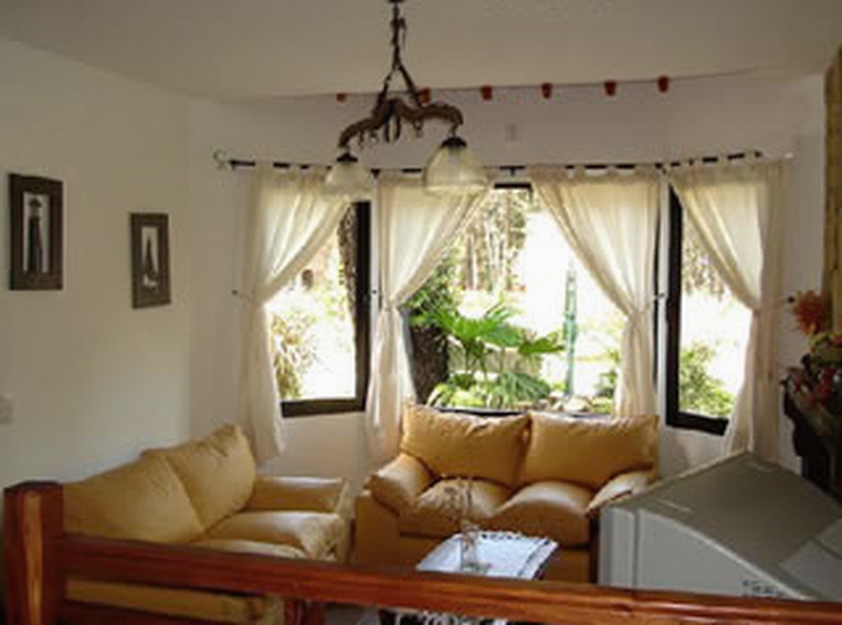 Chalet con pileta y parque a 300 metros del mar en Costa del Este miniatura 4