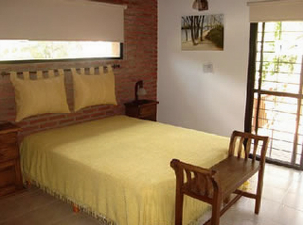 Chalet con pileta y parque a 300 metros del mar en Costa del Este miniatura 6