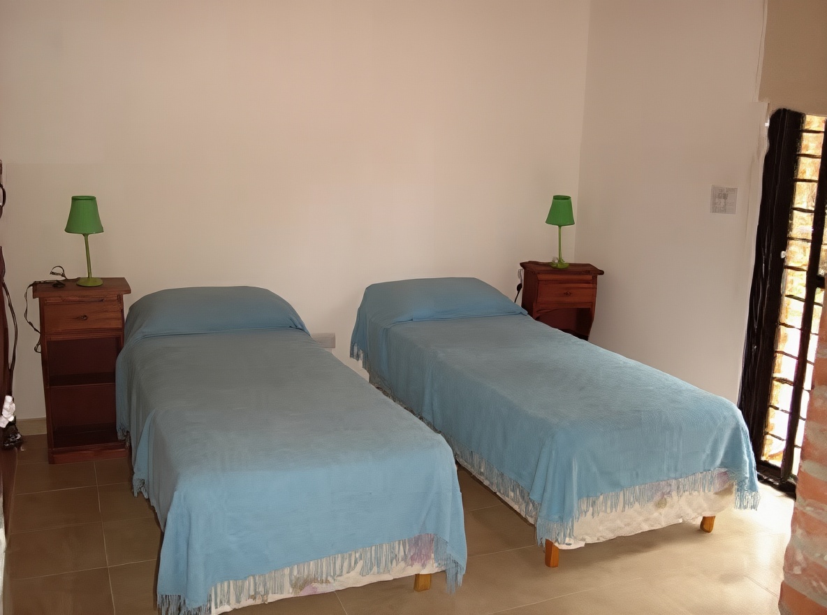 Chalet con pileta y parque a 300 metros del mar en Costa del Este miniatura 8