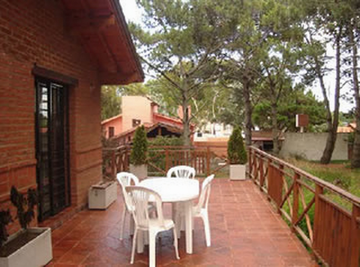 Chalet con pileta y parque a 300 metros del mar en Costa del Este miniatura 9