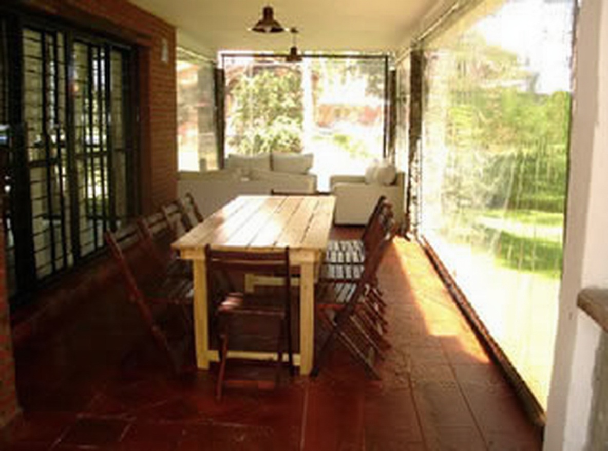 Chalet con pileta y parque a 300 metros del mar en Costa del Este miniatura 10