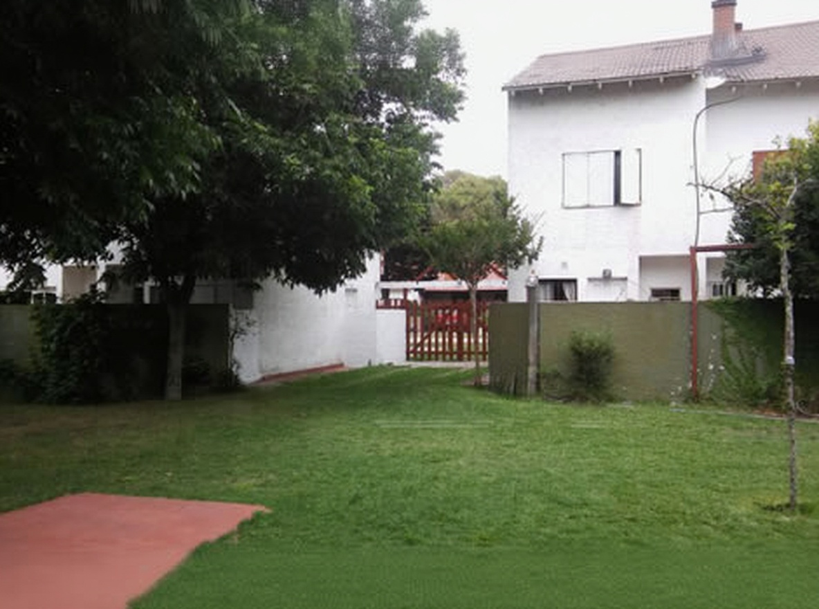 Dúplex con patio y parrilla a 150 metros del mar en Lucila del Mar miniatura 6