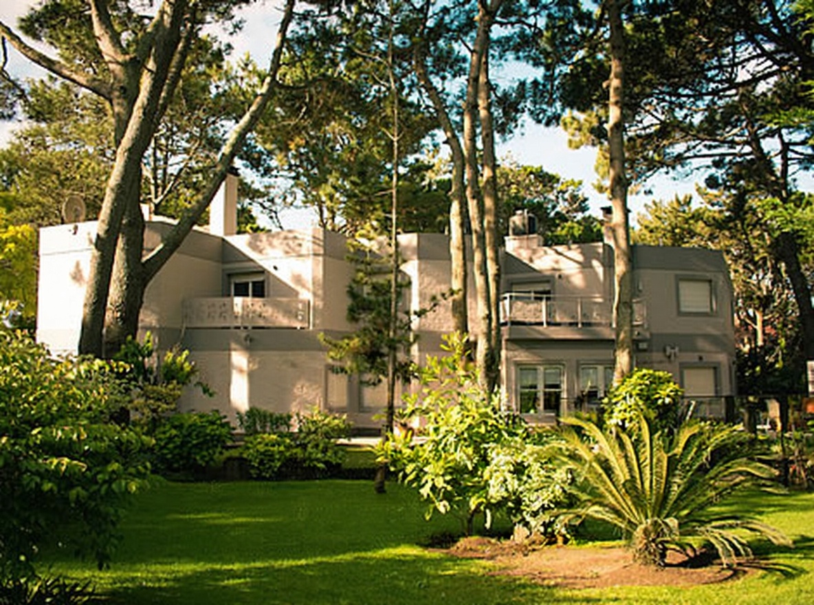 Monoambiente con parque y parrilla frente al mar en Costa del Este