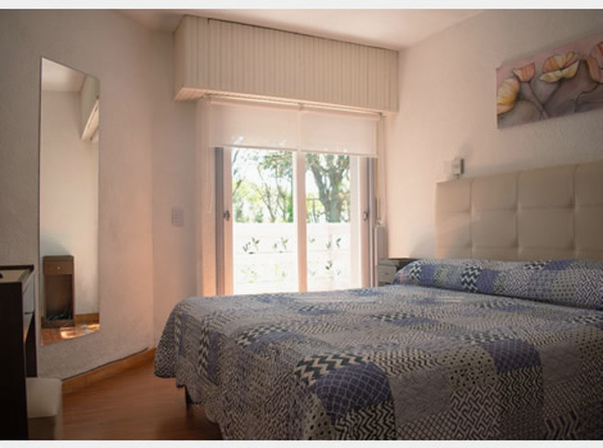 Monoambiente con parque y parrilla frente al mar en Costa del Este miniatura 4