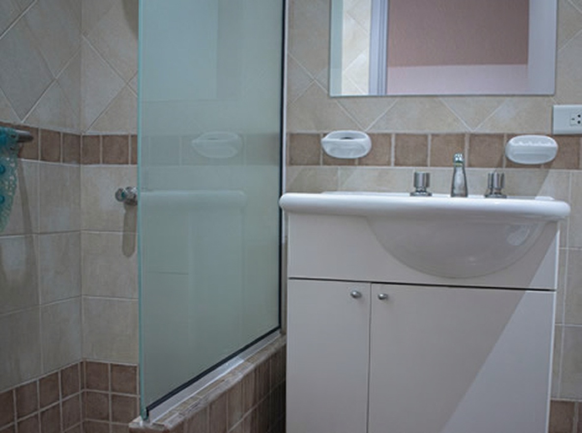 Monoambiente con parque y parrilla frente al mar en Costa del Este miniatura 5