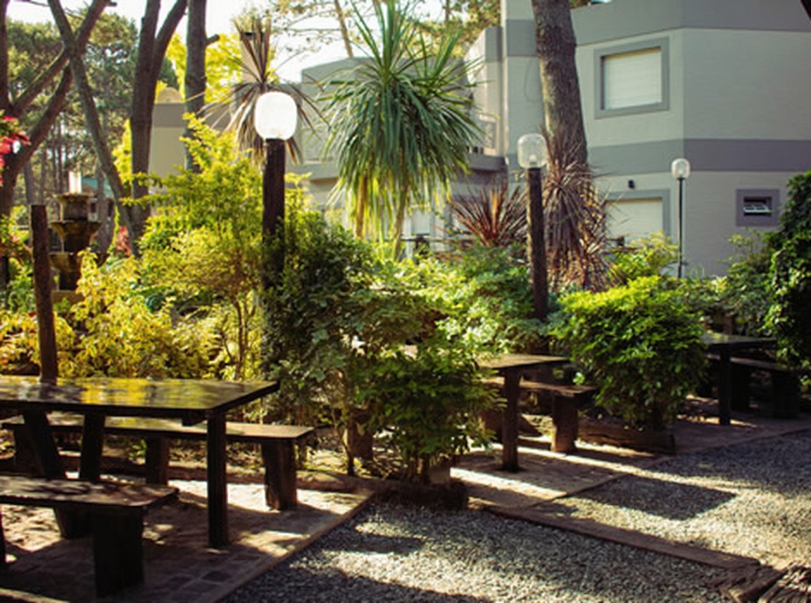 Monoambiente con parque y parrilla frente al mar en Costa del Este miniatura 7