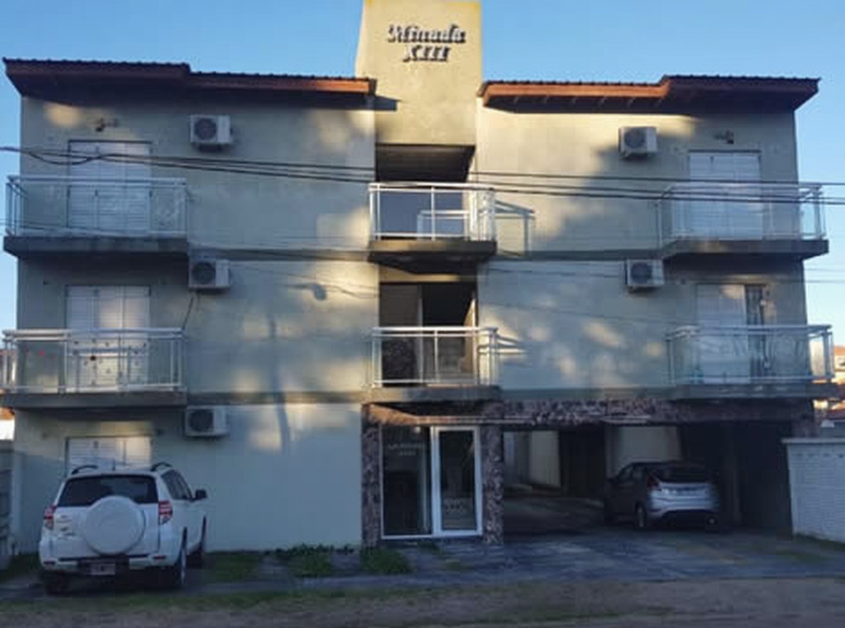 Departamentos para 5 personas frente a plaza y cerca del mar