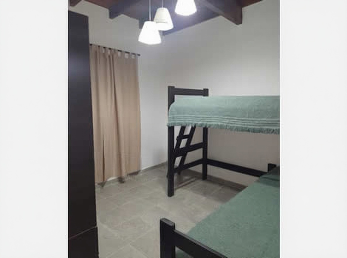 Departamentos para 5 personas frente a plaza y cerca del mar miniatura 7