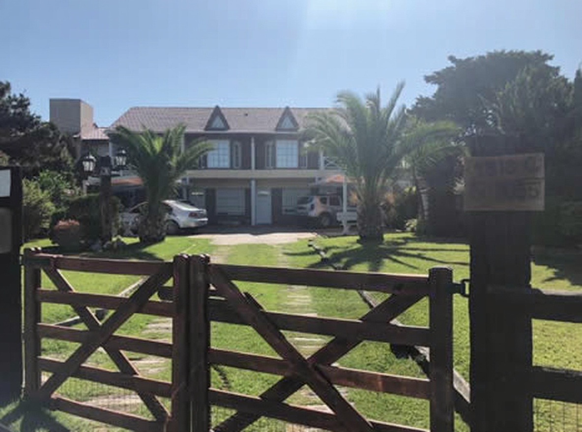 Cabaña con patio y parrilla frente al mar en Mar del Tuyú foto 1