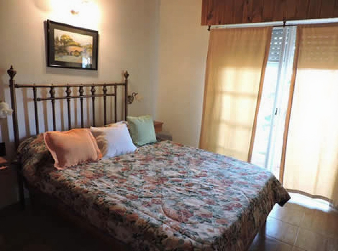 Cabaña con patio y parrilla frente al mar en Mar del Tuyú miniatura 5