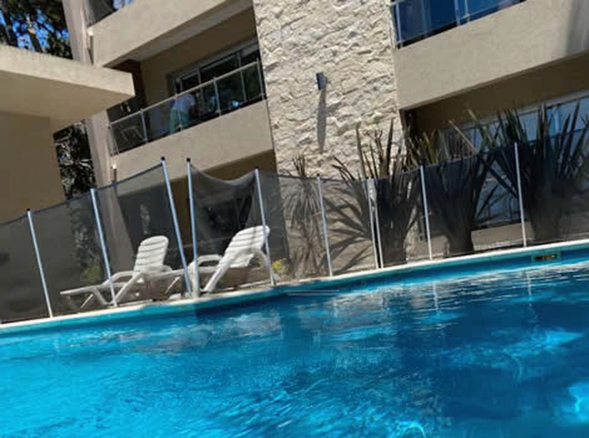 Cabaña con pileta y parrilla frente al mar en Costa del Este miniatura 9