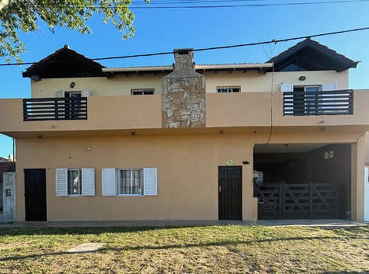 Departamento con patio y parrilla a 2 cuadras del mar en Mar del Tuyú