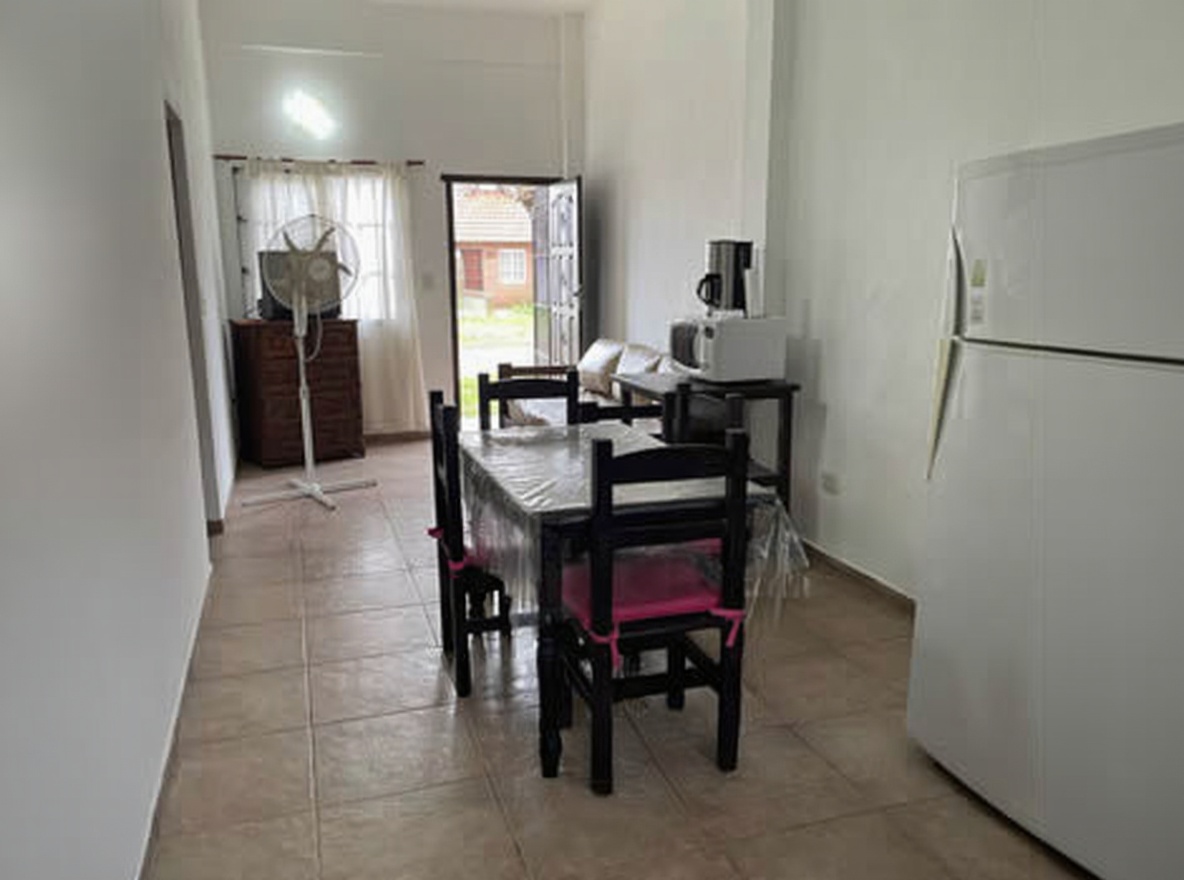 Departamento con patio y parrilla a 2 cuadras del mar en Mar del Tuyú miniatura 3