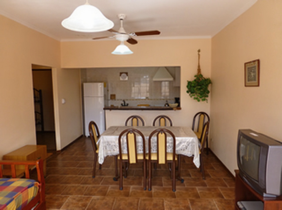 Departamento con patio y parrilla a 50 metros del mar en Santa Teresita miniatura 2